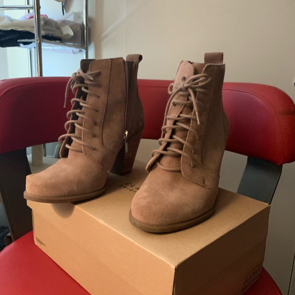 Size 7.5 Jessica Simpson lace up booties